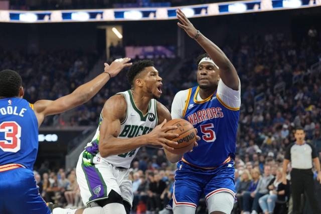 mk体育下载-字母哥强杀篮下变成空砍 雄鹿为忽视克雷付出代价